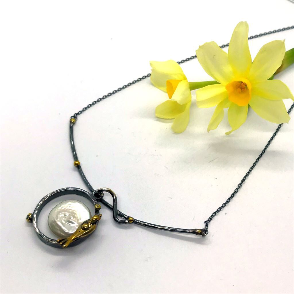 Branch with Bird - Doğanın Zarafeti – Dal Üzerinde Kuşlu İnci Gümüş Kolye