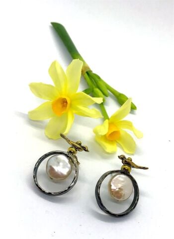 Doğanın Sesi – İnci Detaylı Kuşlu Gümüş Küpe