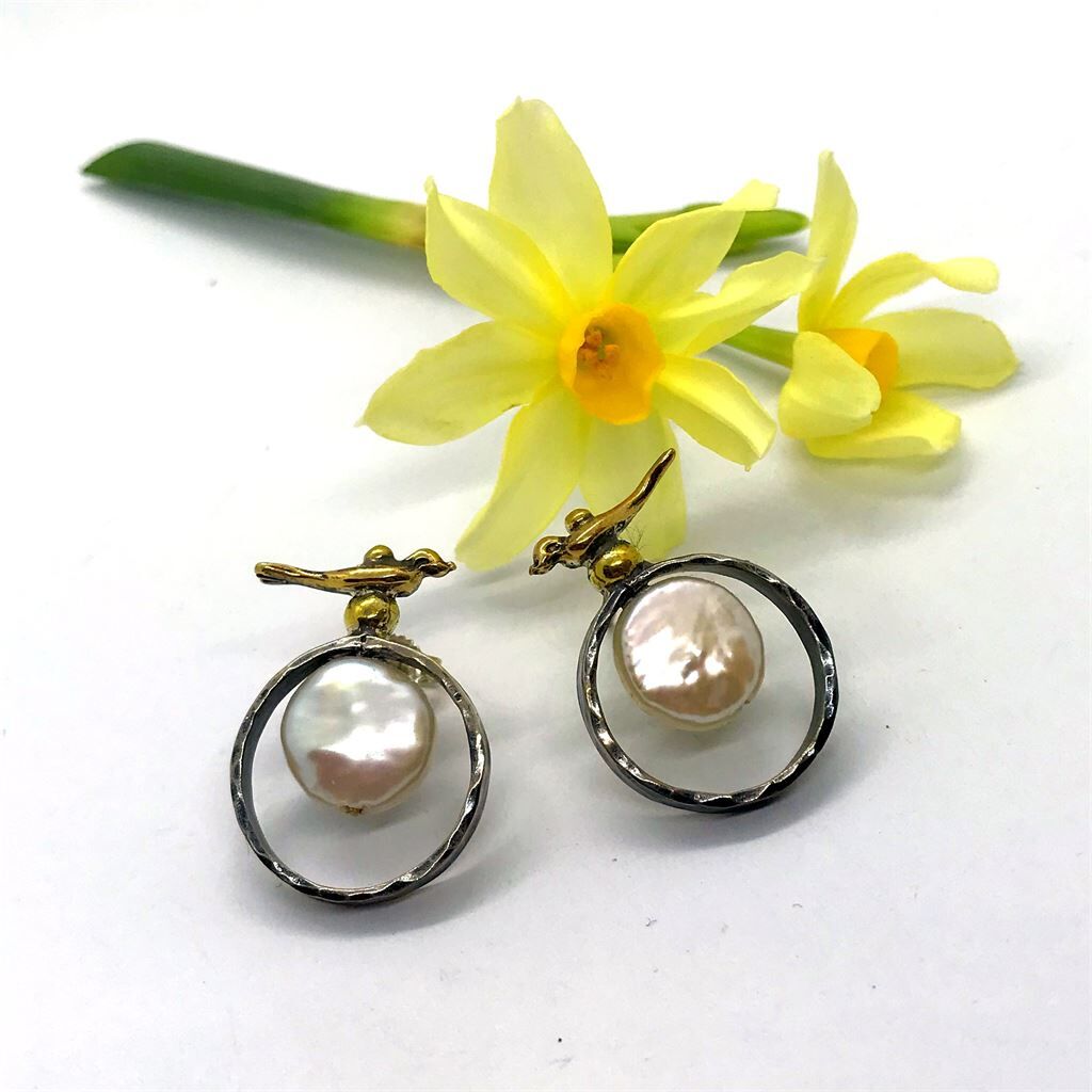 Doğanın Sesi – İnci Detaylı Kuşlu Gümüş Küpe