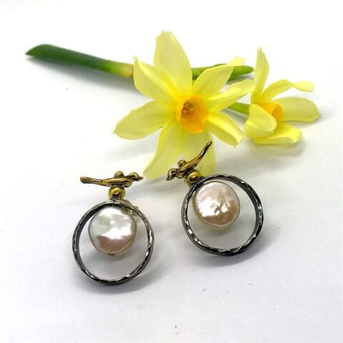 Doğanın Sesi – İnci Detaylı Kuşlu Gümüş Küpe