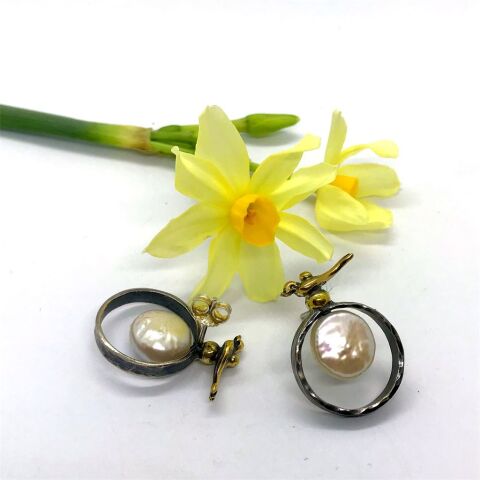 Doğanın Sesi – İnci Detaylı Kuşlu Gümüş Küpe