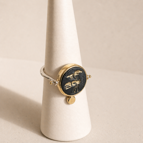 Round Onyx Ring That Finds Its Way in the Dark