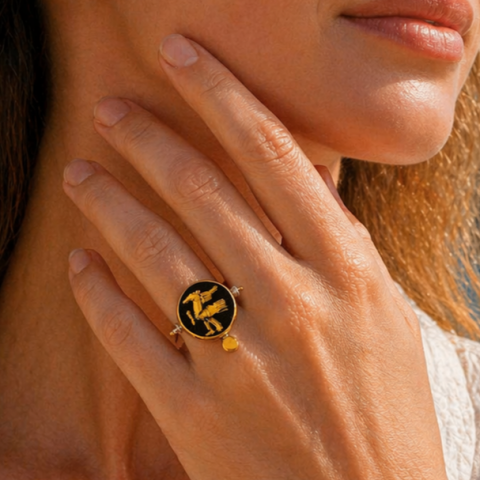 Round Onyx Ring That Finds Its Way in the Dark