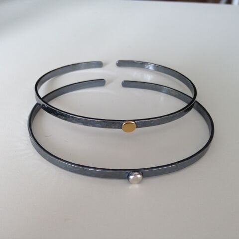 Archaic Dövülü Oksitli Üstü Nokta Detaylı Gümüş Erkek Bileklik-Cuff