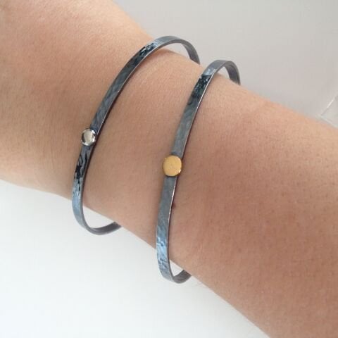 Archaic Dövülü Oksitli Üstü Nokta Detaylı Gümüş Erkek Bileklik-Cuff