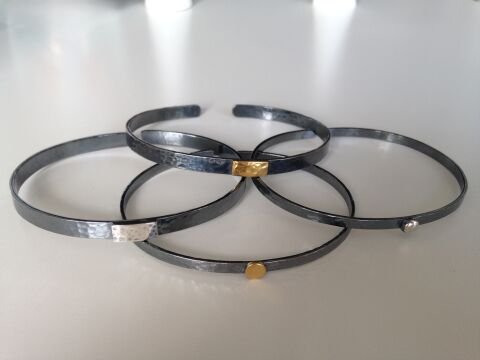 Archaic Dövülü Oksitli Üstü Nokta Detaylı Gümüş Erkek Bileklik-Cuff