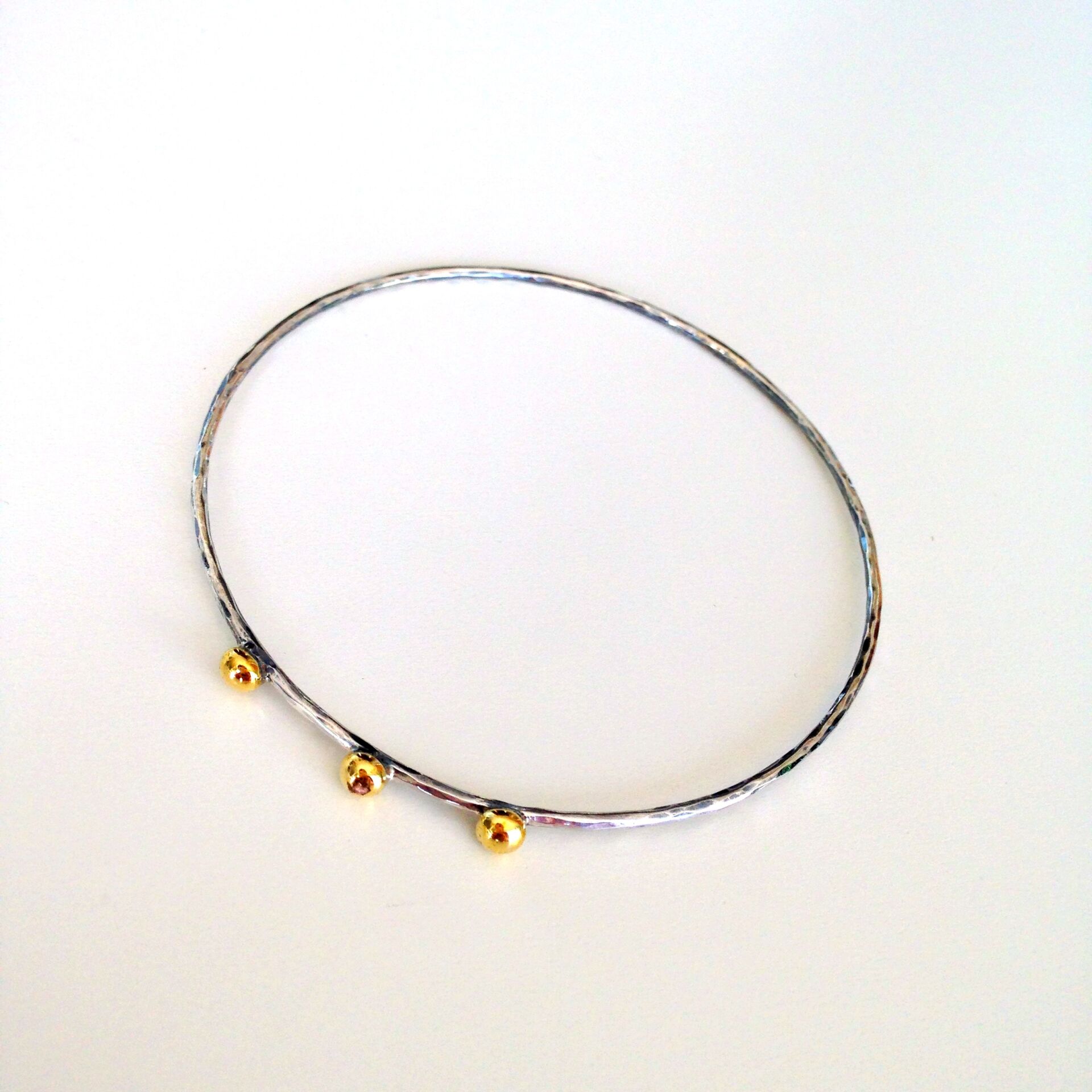 El Yapımı Sarı Üç Nokta Detaylı Gümüş Bilezik