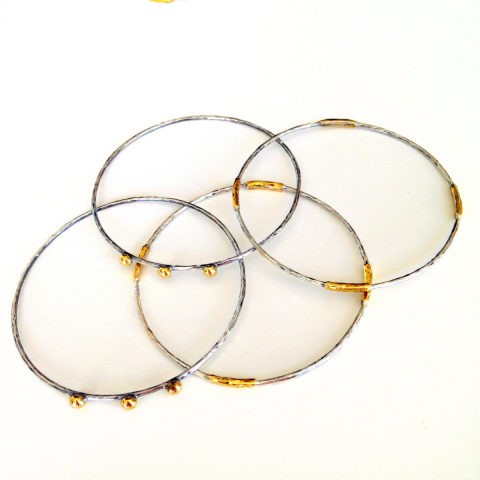 Dört Sarı Çubuk Detaylı Dövülü Gümüş Bilezik