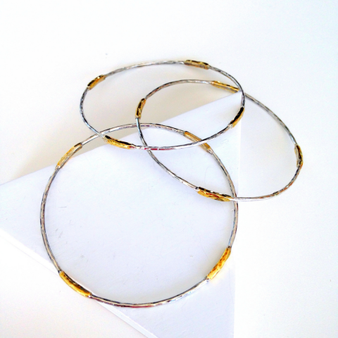 Dört Sarı Çubuk Detaylı Dövülü Gümüş Bilezik