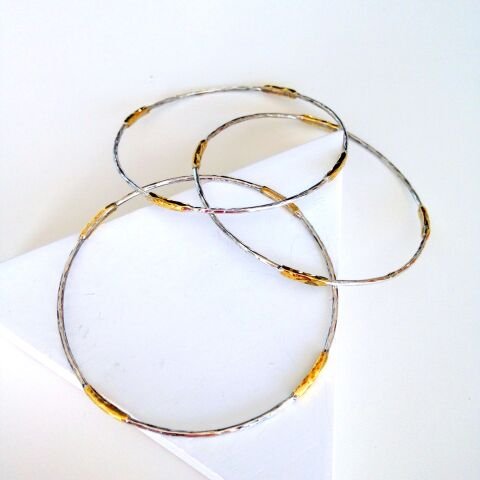 Dört Sarı Çubuk Detaylı Dövülü Gümüş Bilezik