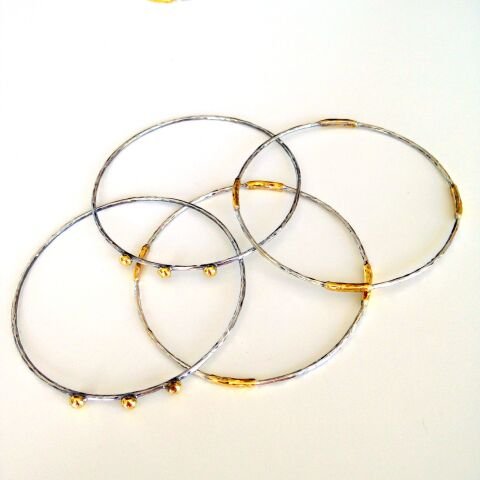 Dört Sarı Çubuk Detaylı Dövülü Gümüş Bilezik