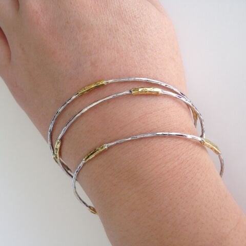 Dört Sarı Çubuk Detaylı Dövülü Gümüş Bilezik