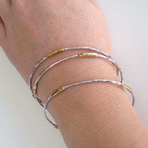 Dört Sarı Çubuk Detaylı Dövülü Gümüş Bilezik