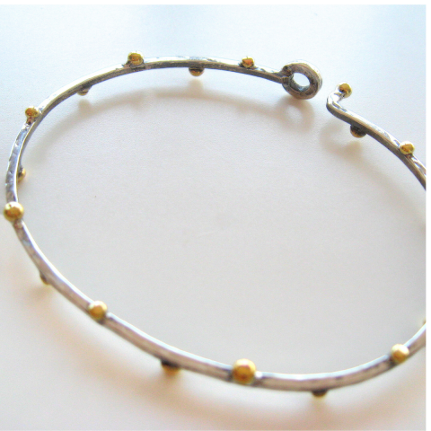 Çapraz Nokta Detaylı Dövülü Gümüş Bileklik